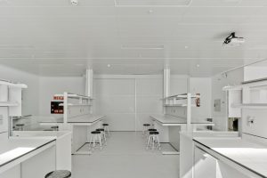 placas falso techo instaladas en un laboratorio